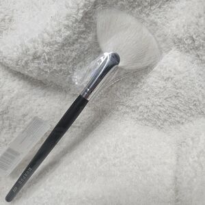 Morphe Fluffy Fan Powder Brush